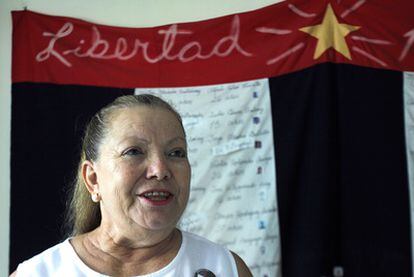 Pollán afirma que aunque su marido quiera irse a Estados Unidos, ella seguirá en Cuba "mientras pueda ayudar".
