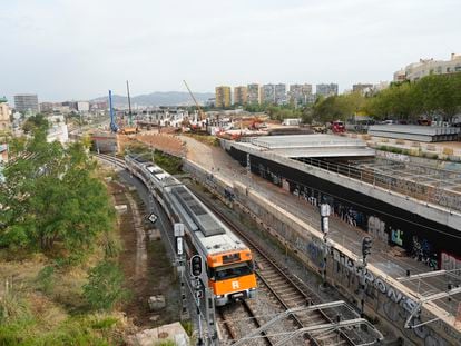 Un tren de Rodalies pasa a la altura de las obras de la nueva estación de La Sagrera en Barcelona.