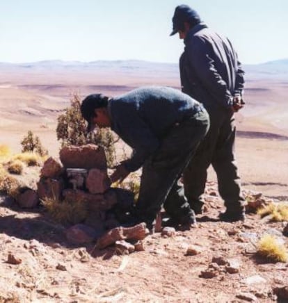 Dos guardaparques de la Reserva de Fauna Andina Eduardo Avaroa (Bolivia), colocando las primeras cámaras trampa que emplearon, en 2004.