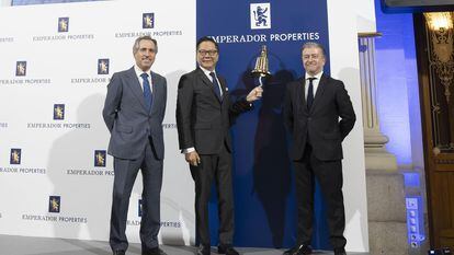 Andrew Tan (centro), presidente de Emperador Properties, rodeado de los consejeros delegados Jorge Domecq (izquierda) y Joan Cortés, este lunes en la Bolsa de Madrid, en una imagen facilitada por la compañía.