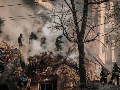 Los servicios de emergencia trabajan en un edificio residencial de Kiev destruido por un dron lanzado por Rusia, el pasado lunes.
