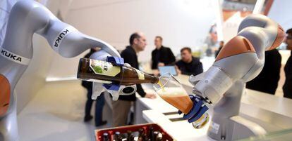 Robots sirven cerveza en un vaso en la Feria industrial celebrada recientemente en Hannover (Alemania). 