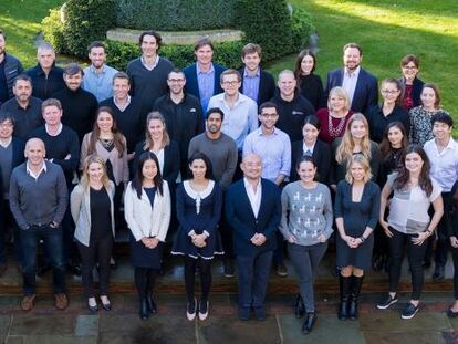 Niklas Zennonstr&ouml;m, cofundador de Skype y CEO de Atomico (primera fila, izquierda) junto al equipo de Atomico.