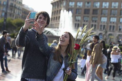 Una pareja se hace un 'selfie' en la plaza de Catalunya de Barcelona.