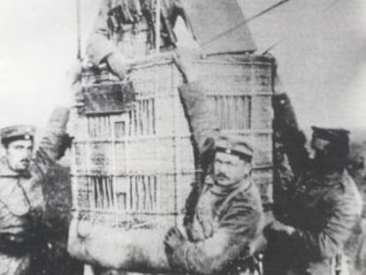 El teniente Peter Rieper prepar&aacute;ndose para un ascenso en la cesta de su globo de observaci&oacute;n. Imagen incluida en el libro &#039;German knights of the air&#039;. 
 
 