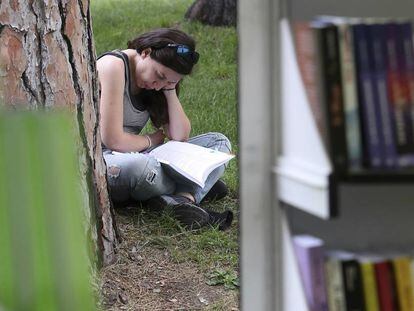 Una mujer lee en El Retiro de Madrid durante la Feria del Libro de 2017. 