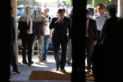 Carles Puigdemont llega al Parlament .