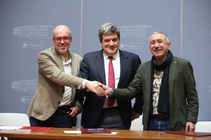 De izquierda a derecha, el secretario general de CC OO, Unai Sordo; el ministro José Luis Escrivá, y el secretario general de UGT, Pepe Álvarez, el 15 de marzo.