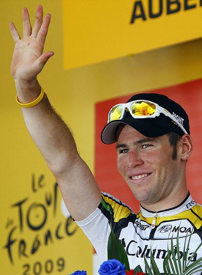 Mark Cavendish saluda al público sobre el podio, tras ganar la decimonovena etapa.