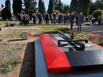 Alrededor de una treintena de personas homenajean a José Antonio Primo de Rivera, fundador de la Falange, en Alicante este sábado.