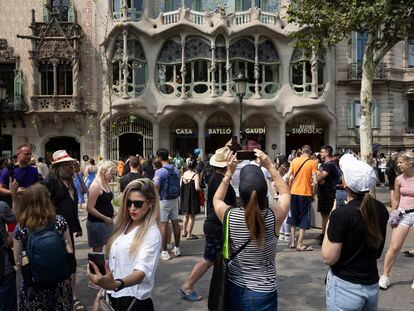 Turistas frente a la Casa Batlló de Barcelona, en el paseo de Gràcia, el miércoles.