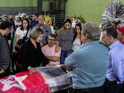 La presidenta del PT, Gleisi Hoffmann, en el entierro del militante asesinado en Foz de Iguazú, el pasado 10 de julio.