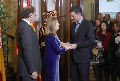 La presidenta de la Cámara Baja, Ana Pastor (c), saludan al secretario general del PSOE, Pedro Sánchez (d).