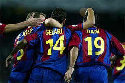 De Boer, Gerard y Dani celebran un gol.