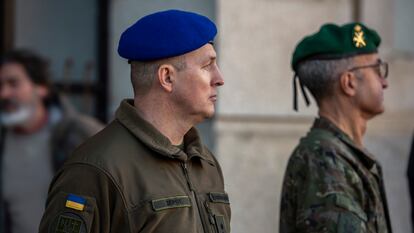 Un militar ucranio, a la izquierda, junto a otro español el viernes, en el Toledo Training Command, donde se instruyen 198 militares del Ejército de Kiev.