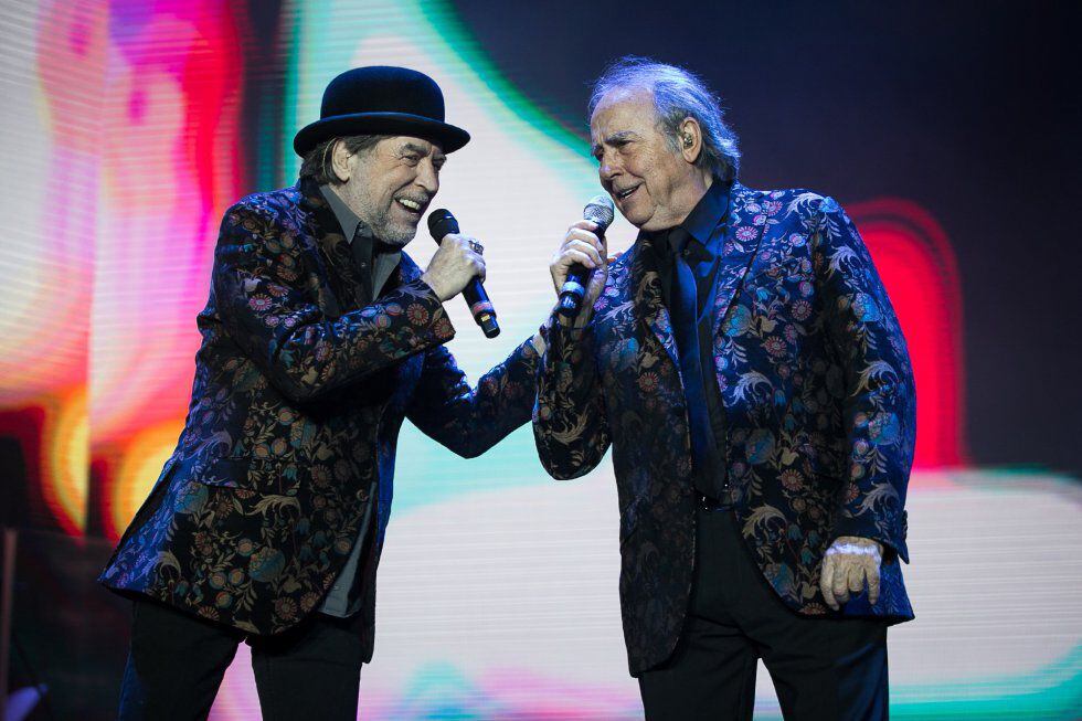 Joaquín Sabina y Joan Manuel Serrat, en 2020, durante el concierto de la gira conjunta 'No hay dos sin tres', en el Palau Sant Jordi de Barcelona. Una de las últimas imágenes del cantautor en directo.