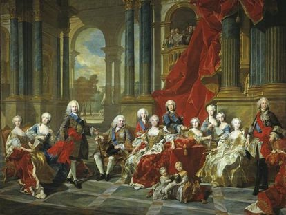 'La familia de Felipe V' (1743), de Louis-Michel Van Loo. En el cuadro aparecen el rey español de la dinastía borbónica y su segunda esposa, Isabel de Farnesio, que centra la composición. A su lado, sus descendientes, los futuros Fernando VI -hijo del primer matrimonio del soberano- y Carlos III.