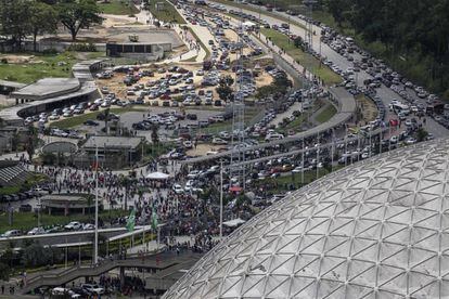 Ciudadanos hacen fila para ingresar al centro de votación de contingencia "El Poliedro", en Caracas (Venezuela).