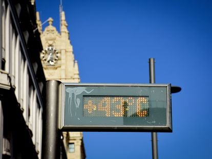 Un termómetro al sol marca la temperatura en Gran Vía, en Madrid.