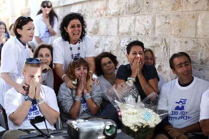 Amigos y activistas israelíes celebran la liberación de Gilad Shalit a las puertas de la residencia del primer ministro israelí, donde han estado acampados como medida de presión.