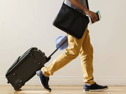 Un hombre con su equipaje.