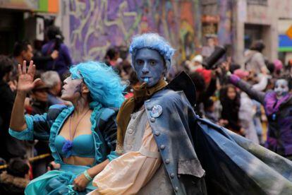 Desfile inaugural del Festival Iberoamericano de Teatro, por las calles de Bogotá.