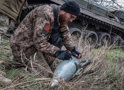 Un militar ucranio escribía un mensaje en un proyectil, este miércoles en el frente en la región de Jersón.