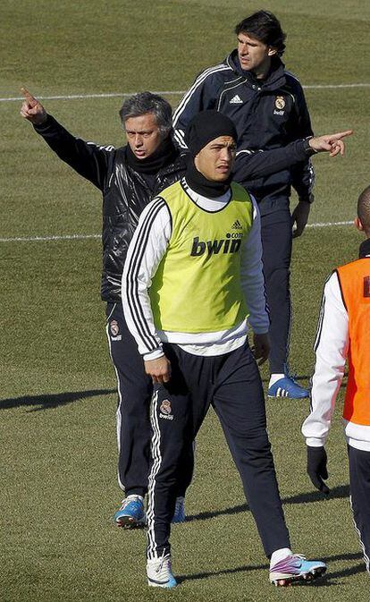 José Mourinho, tras Cristiano, da instrucciones en Valdebebas.
