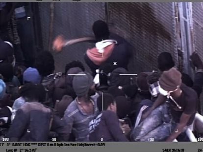 Imagen extraída del vídeo grabado por el dron de la Guardia Civil del momento en el que migrantes intentan romper la puerta de la cancela que separa España de Marruecos poco antes de la avalancha del 24 de junio que provocó la muerte al menos a 23 personas.