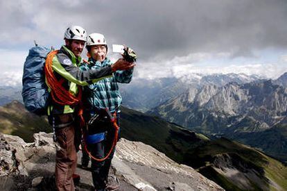 Sesión de fotos en la cima del pico Schwarzhorn, con vistas al valle de Grindelwald