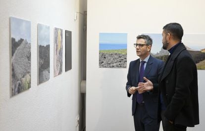 El ministro de Presidencia, Félix Bolaños, (a la izquierda) acudió a ver la muestra 'Tremor', del artista Francisco Medina, que se puede visitar en la delegación del Gobierno de Canarias en Madrid.