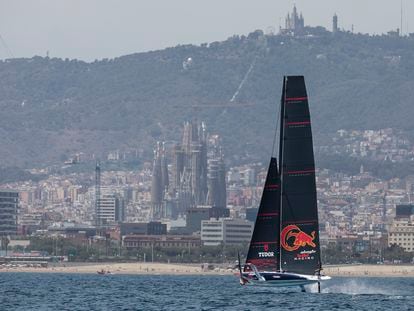 El AC40 del Alinghi Red Bull Racing navega las aguas de la costa de Barcelona, con la Sagrada Familia de fondo.