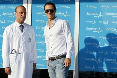 Carvalho, junto al jefe de los servicios médicos del Real Madrid, Carlos Díez, a su llegada esta mañana a la clínica Sanitas para someterse al reconocimiento previo a su presentación.