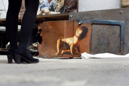Siro López utiliza materiales de desecho para poder darles vida de nuevo. En la imagen, un visitante observa una de las obras del artista.