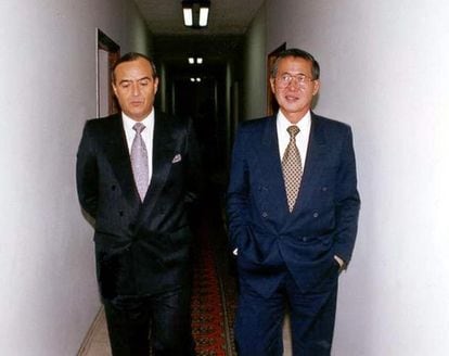 Vladimiro Montesinos (izquierda) y Alberto Fujimori en las instalaciones del Servicio Nacional de Inteligencia (SIN) de Perú.