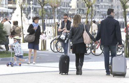 Dos turistas pasean este lunes por San Sebastián.