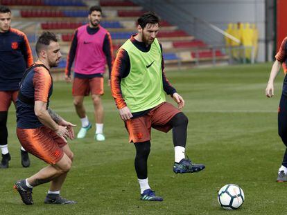Messi, este jueves, entre Alcácer e Iniesta, en la parte del entrenamiento que pudo completar con sus compañeros.