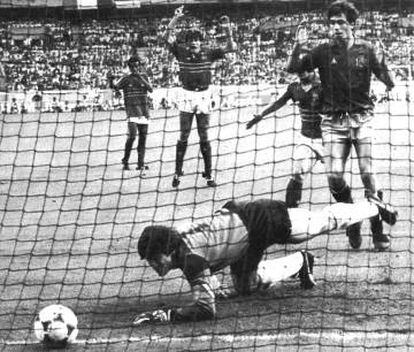 Arconada falla en el primer gol de Francia en la final de la Eurocopa de 1984.