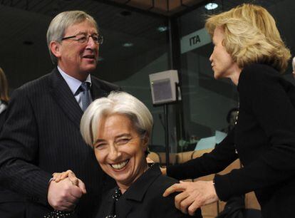 El presidente del Eurogrupo, Jean-Paul Juncker, junto a la ministra francesa Christine Lagarde, y casi de espaldas, Elena Salgado.