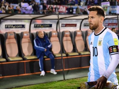 Messi durante un partido con Argentina; de fondo, el DT Sampaoli.