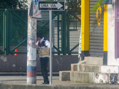 Un hombre es visto con un dispositivo explosivo adherido al cuerpo hoy, en Guayaquil (Ecuador).