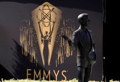 Una estatua del difunto presentador de "Tonight Show", Johnny Carson, se muestra frente a un logotipo de los Emmy durante el Press Preview Day para la 73ª edición de los Premios Emmy el pasado 14 de septiembre de 2021, en la Academia de Televisión de Los Ángeles