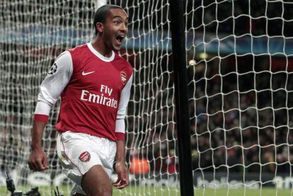 El jugador del Arsenal Walcott celebra su gol