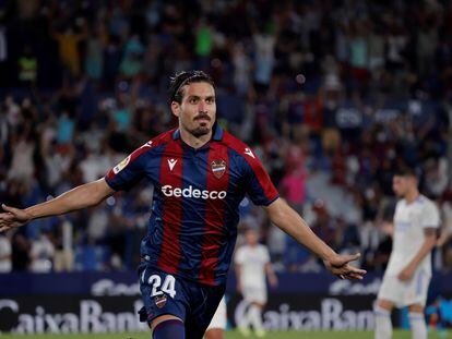 El centrocampista del Levante José Campaña celebra su gol, segundo del equipo, durante el partido de la segunda jornada de La Liga entre el Levante UD y Real Madrid