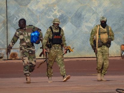 Fotografía sin fecha facilitada por el ejército francés que muestra a tres mercenarios rusos en el norte de Malí.
