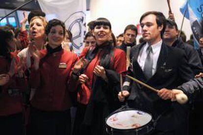 Fotografía cedida por la Agencia Telam este lunes 26 de agosto de 2013, en la que se observa una protesta de trabajadores de sindicatos aeronáuticos cerca al Aeroparque Jorge Newbery de Buenos Aires (Argentina).