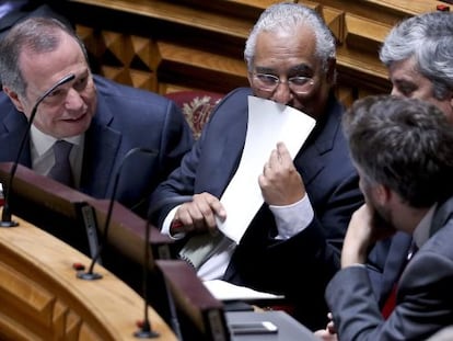 Antonio Costa (centro) durante la sesi&oacute;n en el Parlamento que acab&oacute; con el gobierno de Passos Coelho.