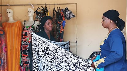 Mariama Ceesay (a la izquierda) atiende a una mujer en su sastrería de Bakau, una pequeña localidad costera. de Gambia.