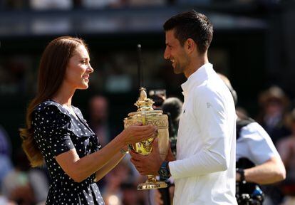La duquesa de Cambridge entrega el trofeo a Novak Djokovic tras imponerse al australiano Nick Kyrgios en la final de Wimbledon. El serbio remontó con maestría (4-6, 6-3, 6-4 y 7-6(3) y celebra su séptimo título en Londres.