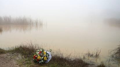 Ramo de flores en el embalse de Cerro Muriano (Córdoba), donde dos militares se ahogaron el pasado 21 de diciembre durante unas maniobras.